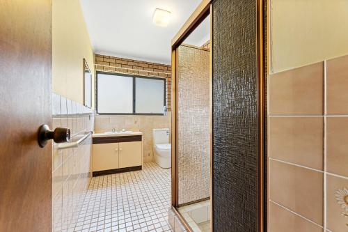 ein Bad mit einem WC und einem Waschbecken in der Unterkunft Grandview Apartment Ocean Views in Kianga