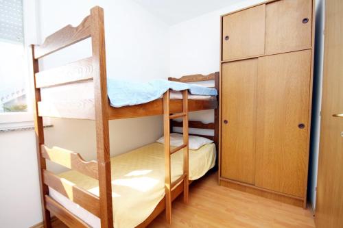 Postel nebo postele na pokoji v ubytování Apartments with a parking space Pag - 6433