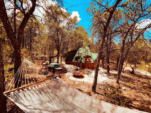 an overhead view of a hammock in front of a tent at Pequeña cabaña mágica con chimenea interior in Arteaga