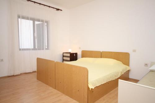 Posteľ alebo postele v izbe v ubytovaní Apartments by the sea Metajna, Pag - 6466