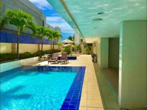 una piscina al centro di un edificio di Flat beira mar Tambaú a João Pessoa