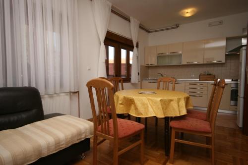 Apartments with parking space Starigrad - Paklenica - 6605