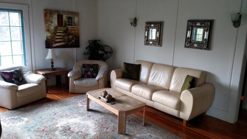 Posezení v ubytování Cozy Cabernet Cabin