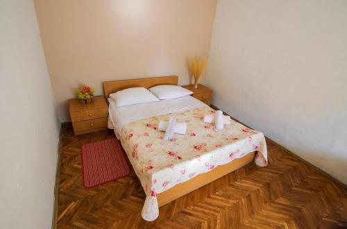 Un pequeño dormitorio con una cama con dos velas. en Seaside holiday house Starigrad, Paklenica - 6633, en Starigrad-Paklenica