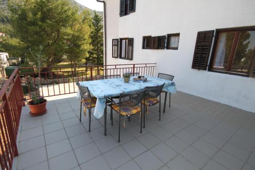 una mesa y sillas en un patio en Apartments with a parking space Starigrad, Paklenica - 6647, en Starigrad-Paklenica
