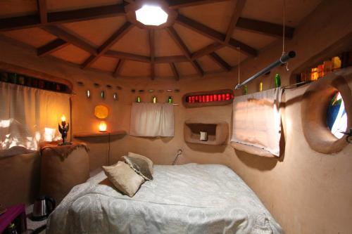 เตียงในห้องที่ Hobbit Hut