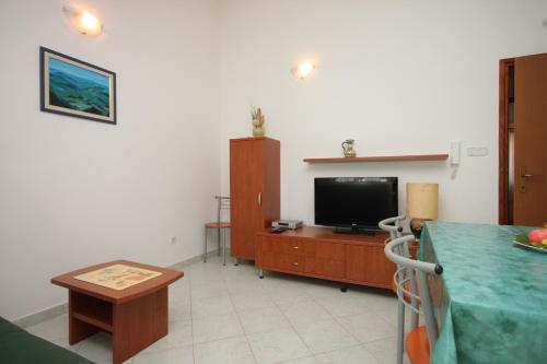 Apartments with a parking space Novigrad - 6936