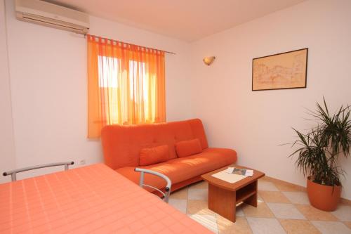 Apartments with a parking space Novigrad - 6936