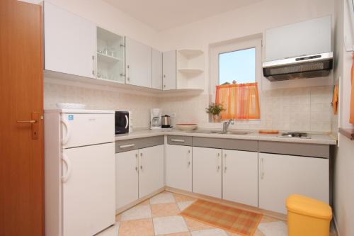 Apartments with a parking space Novigrad - 6936