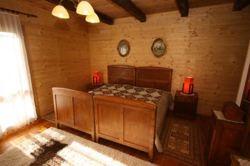 1 dormitorio con 1 cama en una cabaña de madera en Family friendly house with a swimming pool Breze, Novi Vinodolski - 6920 en Ledenice