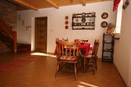 comedor con mesa roja y sillas en Family friendly house with a swimming pool Breze, Novi Vinodolski - 6920 en Ledenice
