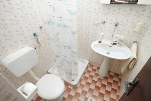 Kylpyhuone majoituspaikassa Apartment Pag 6529c