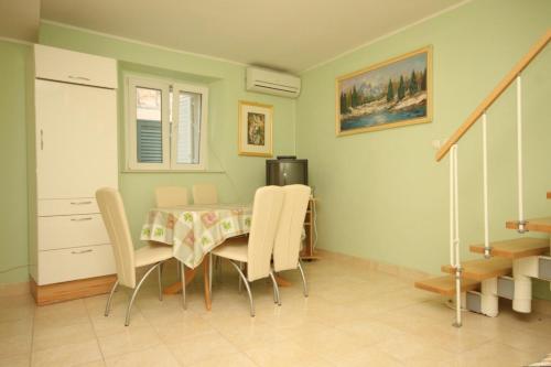 ein Esszimmer mit einem Tisch und Stühlen in der Unterkunft Holiday house Lastovo - 8289 in Lastovo