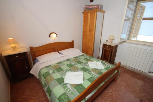 ein Schlafzimmer mit einem Bett mit zwei Handtüchern darauf in der Unterkunft Apartments by the sea Zaklopatica, Lastovo - 8346 in Lastovo