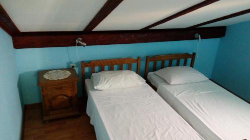 Postel nebo postele na pokoji v ubytování Apartments by the sea Tkon, Pasman - 8218