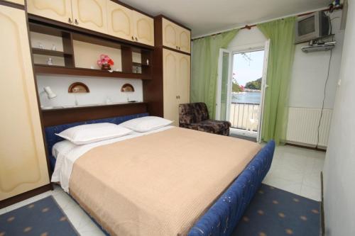 En eller flere senger på et rom på Apartments by the sea Zaklopatica, Lastovo - 8357