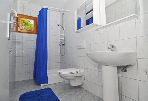 a bathroom with a sink and a toilet and a shower at Studio Pasadur 8351a in Ubli