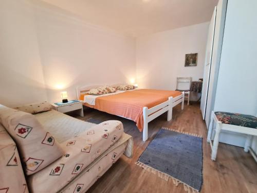 sypialnia z 2 łóżkami i kanapą w obiekcie Apartment Zaglav 8170b w mieście Sali