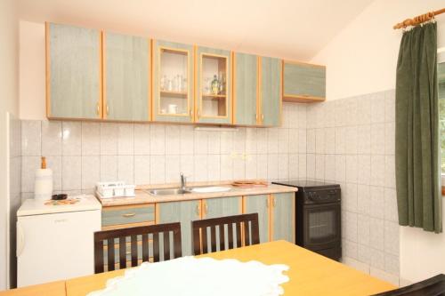 Kuchyň nebo kuchyňský kout v ubytování Apartments with a parking space Sali, Dugi otok - 8172