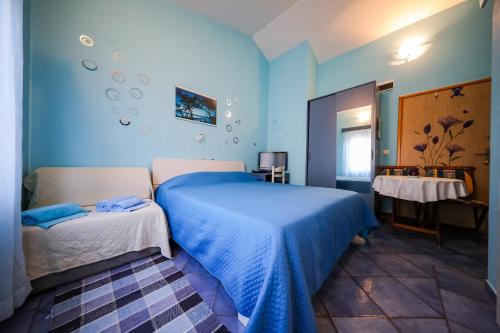 Studio Brbinj 8160a في Brbinj: غرفة نوم زرقاء مع سرير ومرآة