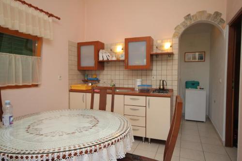 Kuchyňa alebo kuchynka v ubytovaní Secluded holiday house Cove Jaz - Telascica, Dugi otok - 8176