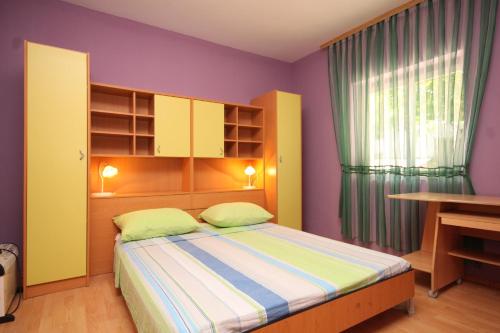 Katil atau katil-katil dalam bilik di Seaside holiday house Kali, Ugljan - 8429