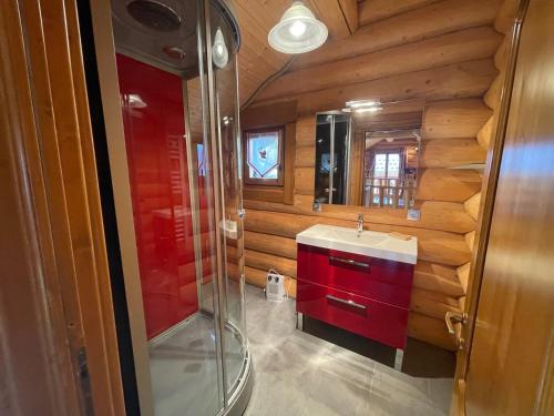 uma casa de banho com um lavatório vermelho e um chuveiro em Chalet Pra-Loup, 5 pièces, 8 personnes - FR-1-165A-126 em Uvernet