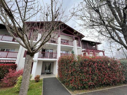 T2 Confortable à Cambo-les-Bains, 1er Étage, Parking, Wi-Fi, Proche Centre, Quartier Calme - FR-1-495-103