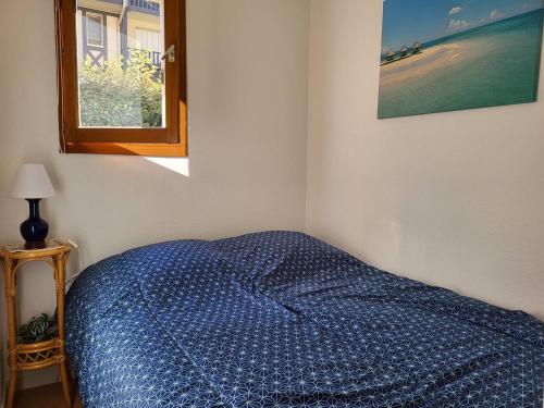 - un lit bleu dans une chambre avec fenêtre dans l'établissement Studio Cabourg, 1 pièce, 2 personnes - FR-1-465-83, à Cabourg