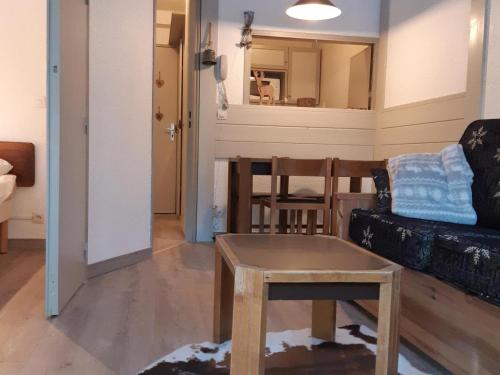 un salon avec un canapé et une table dans l'établissement Appartement avec parking, lave-linge et proche bus de Genève et domaines skiables - FR-1-517-62, à Chamonix-Mont-Blanc