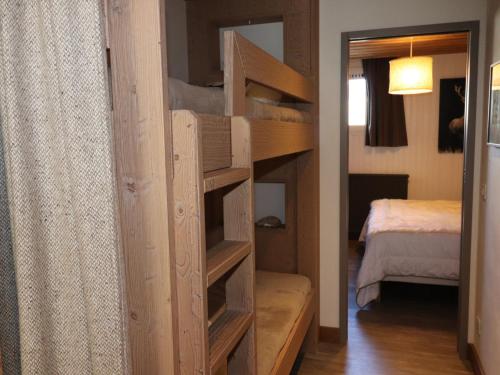 - deux lits superposés dans une chambre avec un lit dans l'établissement Appartement Charme · Rénové · Balcon Sud · Au Pied des Pistes · Tignes Val Claret - FR-1-502-365, à Tignes