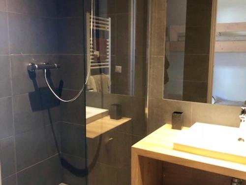 une salle de bain avec une douche avec une porte vitrée dans l'établissement Appartement Charme · Rénové · Balcon Sud · Au Pied des Pistes · Tignes Val Claret - FR-1-502-365, à Tignes