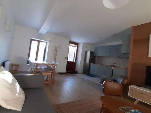 Appartement rénové avec jardin, proche activités et centre, piscine et randonnées à 5mn