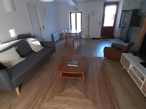 Appartement rénové avec jardin, proche activités et centre, piscine et randonnées à 5mn