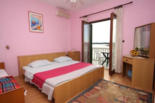Postel nebo postele na pokoji v ubytování Apartments by the sea Pasman - 8219