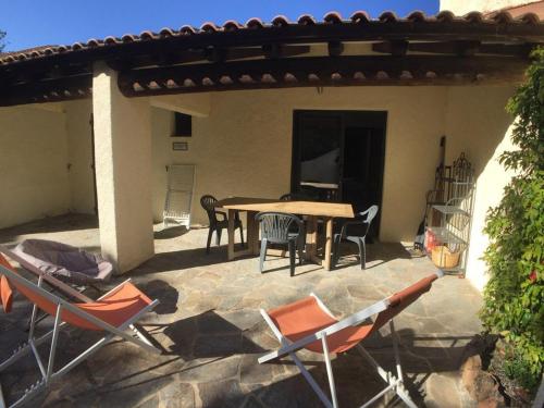 Fotografia z galérie ubytovania Mini-villa à 200m de la plage avec terrasse, barbecue, parking, linge et ménage inclus - FR-1-62-169 v destinácii Porto-Vecchio