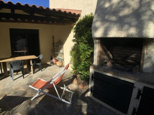 Fotografia z galérie ubytovania Mini-villa à 200m de la plage avec terrasse, barbecue, parking, linge et ménage inclus - FR-1-62-169 v destinácii Porto-Vecchio