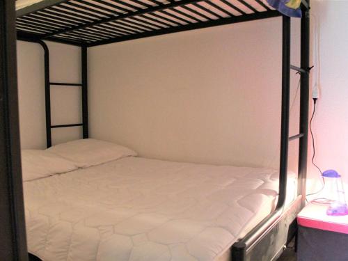 a bedroom with two bunk beds in a room at Appartement Vars-Sainte-Marie, 2 pièces, 4 personnes - FR-1-330B-196 in Vars