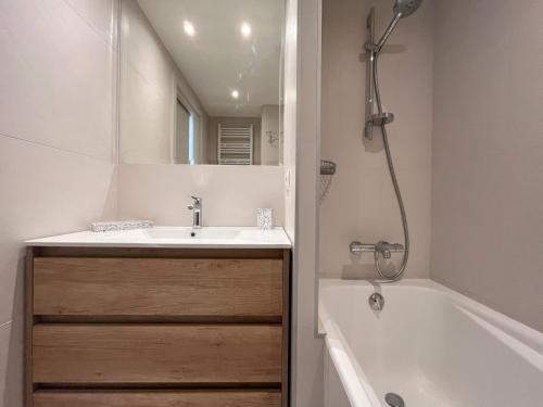 une salle de bain avec un lavabo et une baignoire dans l'établissement Studio lumineux avec balcon à Saint-Jean-de-Luz, à deux pas de la plage et des commerces - FR-1-239-839, à Saint-Jean-de-Luz