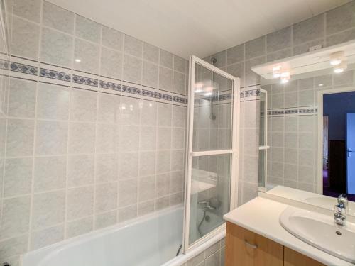 une salle de bain avec une douche, une baignoire et un lavabo dans l'établissement Appartement lumineux 3 pièces, skis aux pieds, 10 pers, balcon, proche commerces et pistes - FR-1-502-362, à Tignes