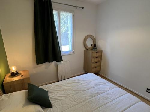 une chambre avec un lit et une fenêtre dans l'établissement Appartement T2 avec Jardin, Proche Plage et Centre, Parking Privé, Animaux Acceptés, Wi-Fi Gratuit - FR-1-487-342, à Cabourg