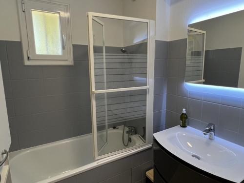 une salle de bain avec une douche, un lavabo et une baignoire dans l'établissement Appartement T2 avec Jardin, Proche Plage et Centre, Parking Privé, Animaux Acceptés, Wi-Fi Gratuit - FR-1-487-342, à Cabourg