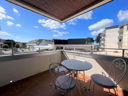 Photo de la galerie de l'établissement Bénodet: appart près plage avec parking et ascenseur - FR-1-481-124, à Bénodet