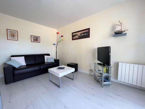 Photo de la galerie de l'établissement Bénodet: appart près plage avec parking et ascenseur - FR-1-481-124, à Bénodet