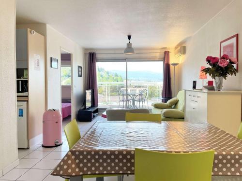 un salon avec une table et des chaises et une cuisine dans l'établissement Appartement 2 pièces proche commerces à Mandelieu-la-Napoule - FR-1-609-70, à Mandelieu-la-Napoule