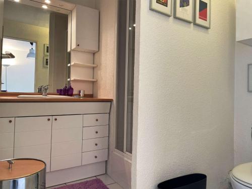 une salle de bain avec un lavabo et des toilettes dans l'établissement Appartement 2 pièces proche commerces à Mandelieu-la-Napoule - FR-1-609-70, à Mandelieu-la-Napoule