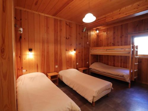Posteľ alebo postele v izbe v ubytovaní Appartement Moderne, 14 Pers, Proche Pistes, Sauna, WIFI, Animaux Acceptés - FR-1-502-360