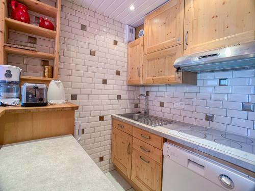 A kitchen or kitchenette at Appartement Tignes, 3 pièces, 8 personnes - FR-1-502-363