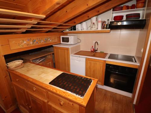 une petite cuisine avec un évier et une cuisinière dans l'établissement Appartement confort 6 pers, proche pistes, balcon - FR-1-502-373, à Tignes