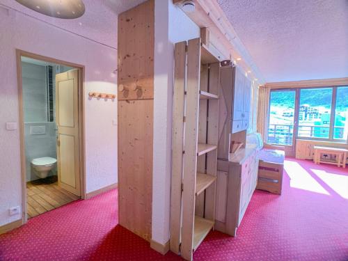 a room with a pink room with a toilet and shelves at Appartement Tignes, 3 pièces, 8 personnes - FR-1-502-363 in Tignes